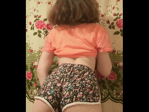 ❤️ Seksual yosh go'dak kamerada uning shortilarini echib tashlamoqda Slutsda bizda ❤